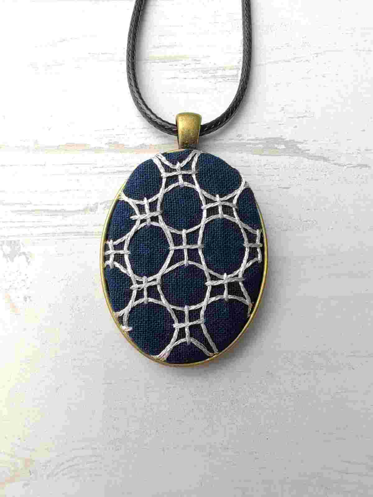 kit de bisutería textil para hacer collar de sashiko con hilos metalizados - Imagen 3