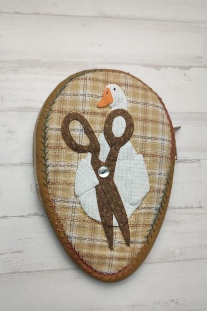 Este kit contiene las instrucciones y los patrones a tamaño real, las telas, cremalleras y estabilizadores para que puedas coser un estuche para las tijeres.