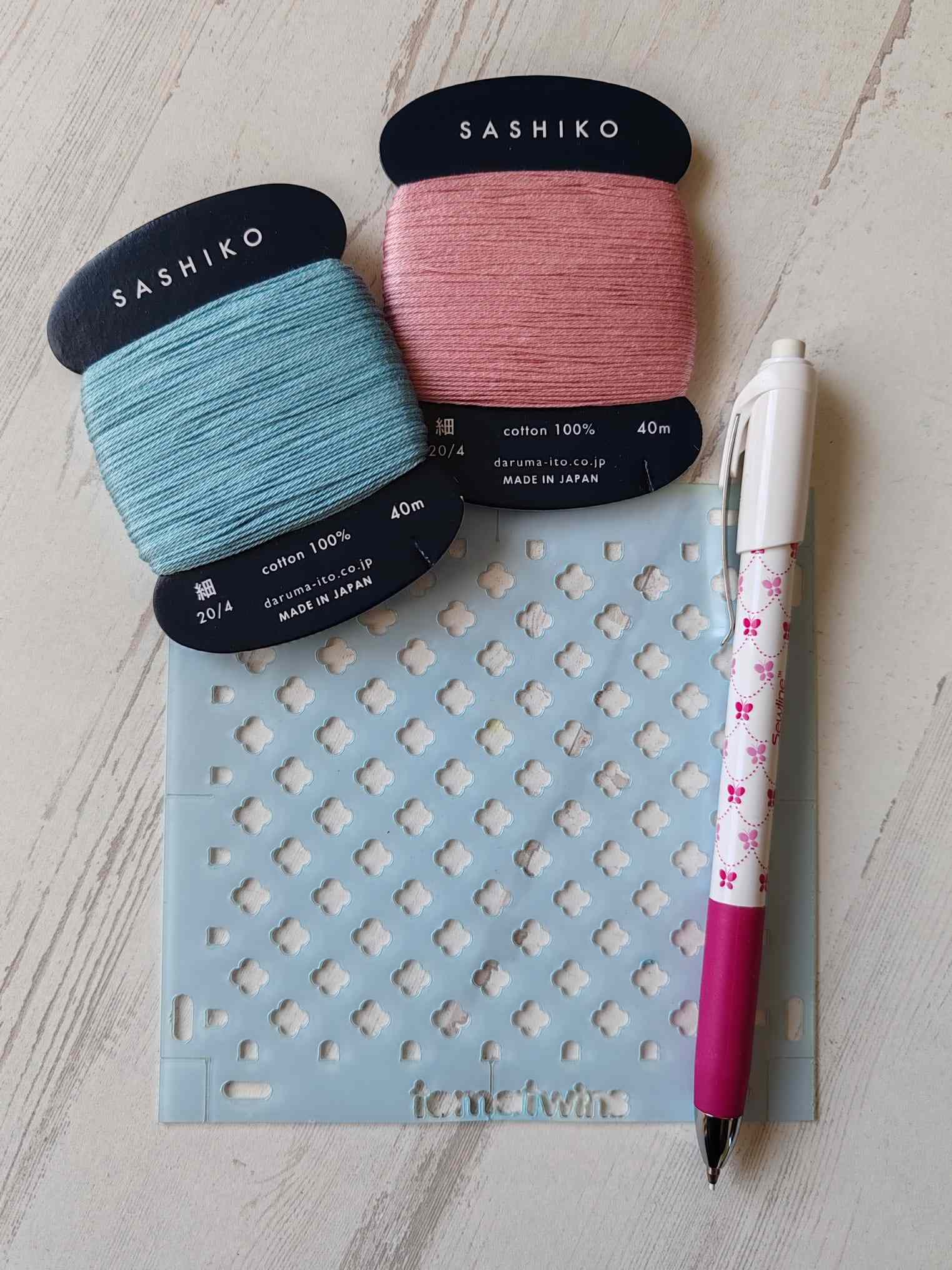 plantilla para marcar patrón de sashiko de cruces con múltiples acabados.