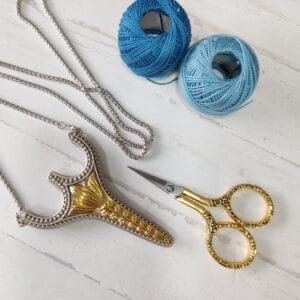Tijeras vintage tipo chatelaine para bordar o coser doradas