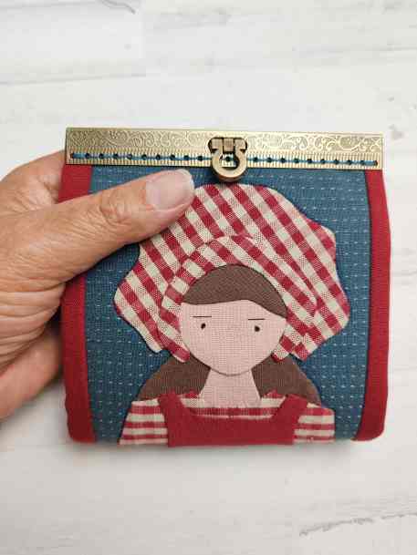 kit monedero con niña amish aplicada de 11,5 cms y boquilla de cofre