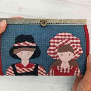 kit monedero con niños amish aplicados de 19cms y boquilla de cofre