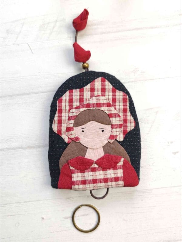 kit de patchwork para realizar llavero con niña amish aplicada diseño de Tomatwins