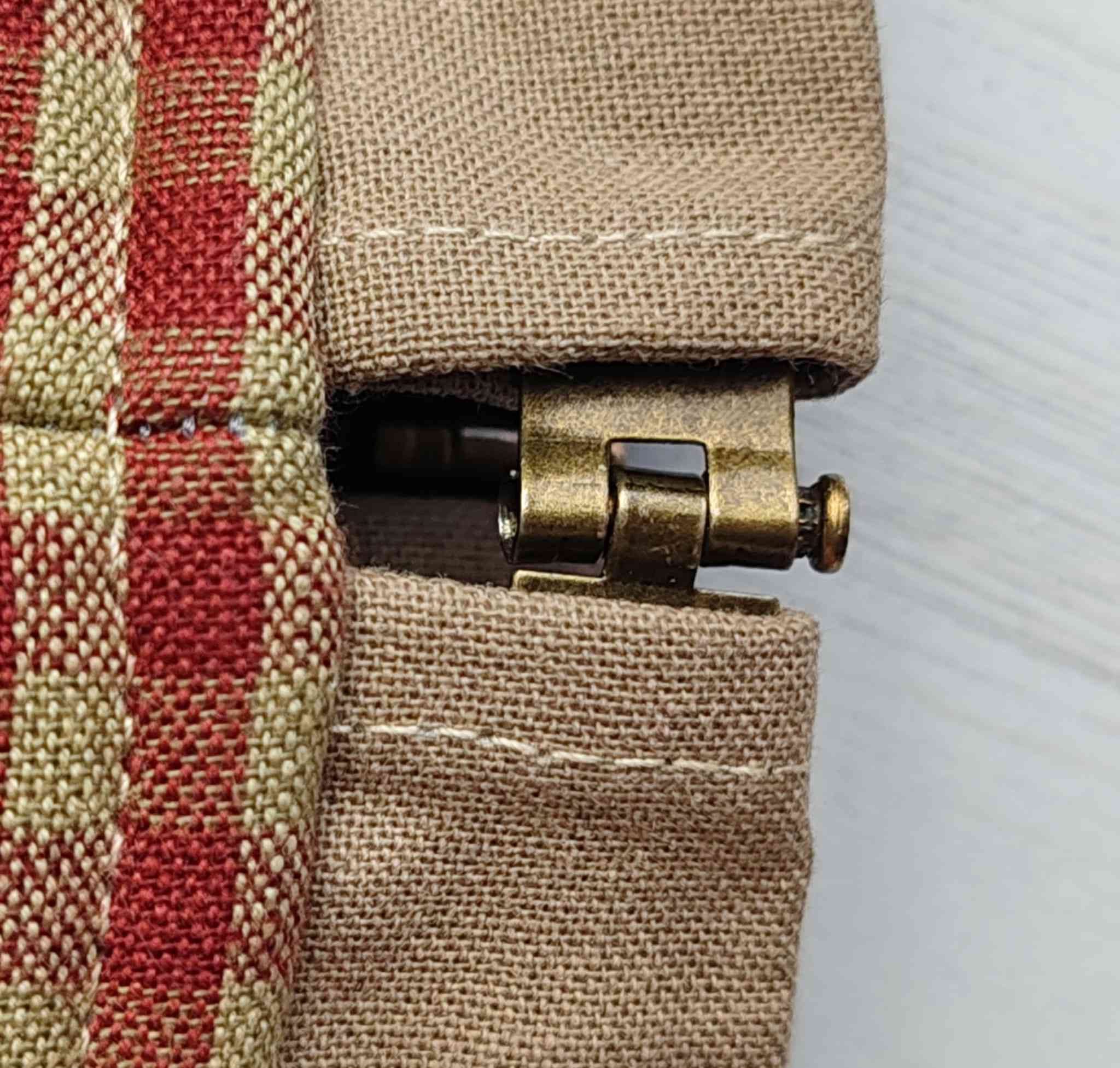 detalle boquilla fleje para funda de gafas