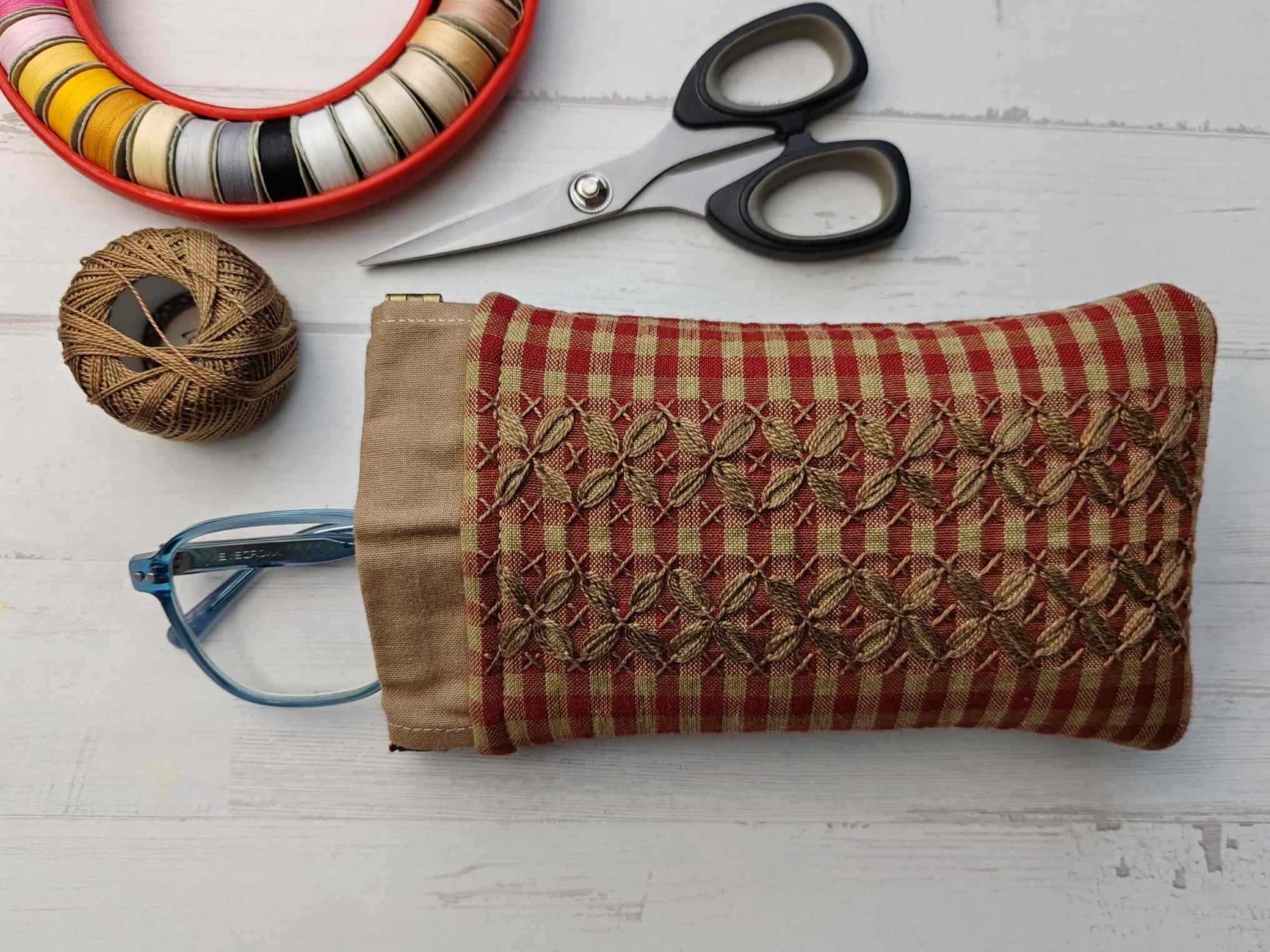 kit de patchwork para confeccionar funda de gafas bordado