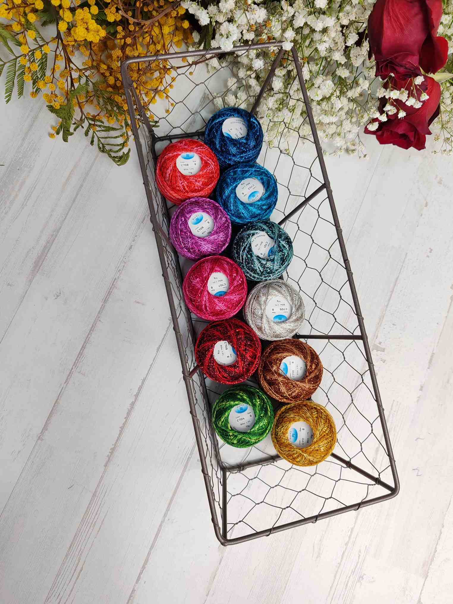 hilos valdani algodón núm 8 con hebra metalizada.