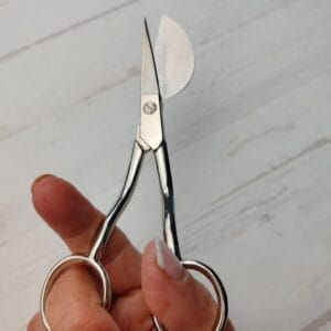 tijeras de pelícano para rebajar la guata sin peligro de cortar las telas de debajo