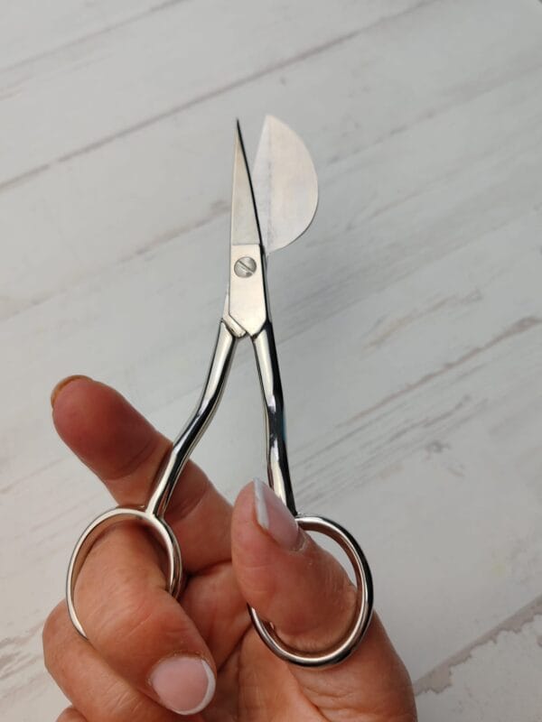 tijeras de pelícano para rebajar la guata sin peligro de cortar las telas de debajo