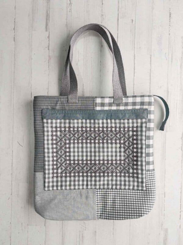 kit de patchwork para confeccionar tote mochila gris con bordado español