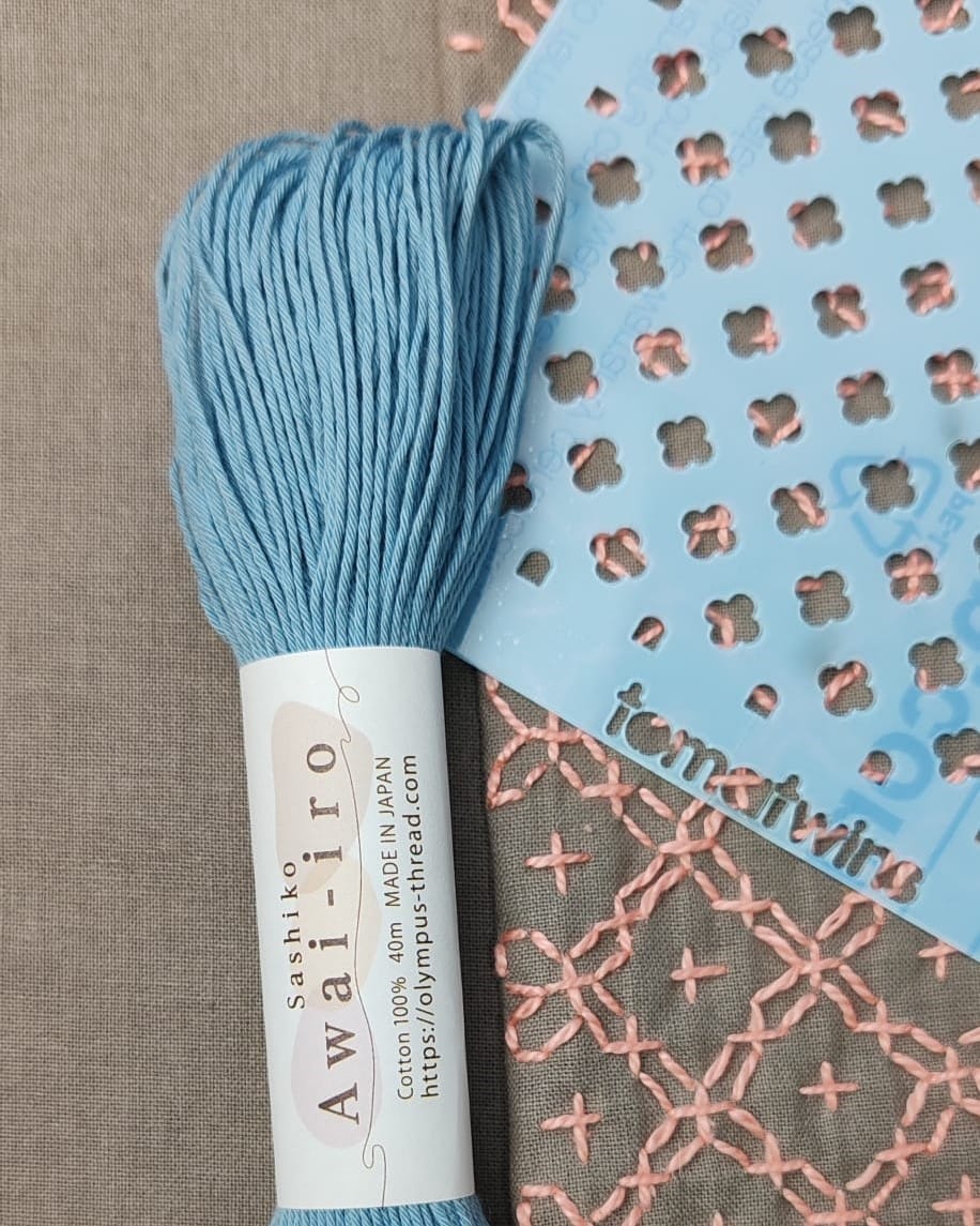 hilo para bordar sashiko de la marca Olympus Awai-iro en color azul empolvado