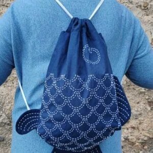 kit que contine el material y el paso a paso para confeccionar una mochila de sashiko en forma de pez koi