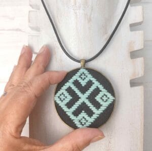 kit de bordado para hacer un collar metálico de sashiko kogin
