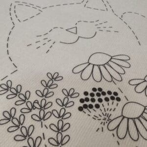 fliselina soluble impresa con gato manekineko para bordar a mano o a máquina