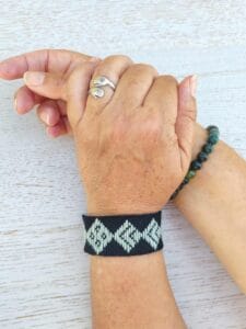 kit para bordar una pulsera con sashiko kogin